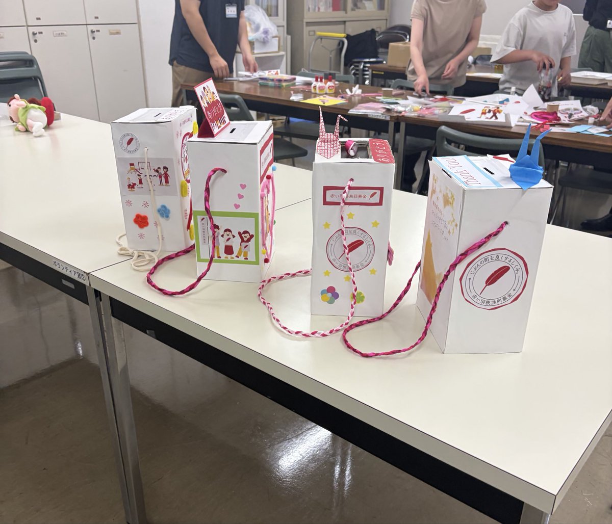 hadanonaho's tweet photo. 素敵な募金箱ができました！
裏には、制作者のおもい　も書いて頂きました。

『みんながらしあわせに過ごせますように』 https://t.co/yRV7BRPOQr