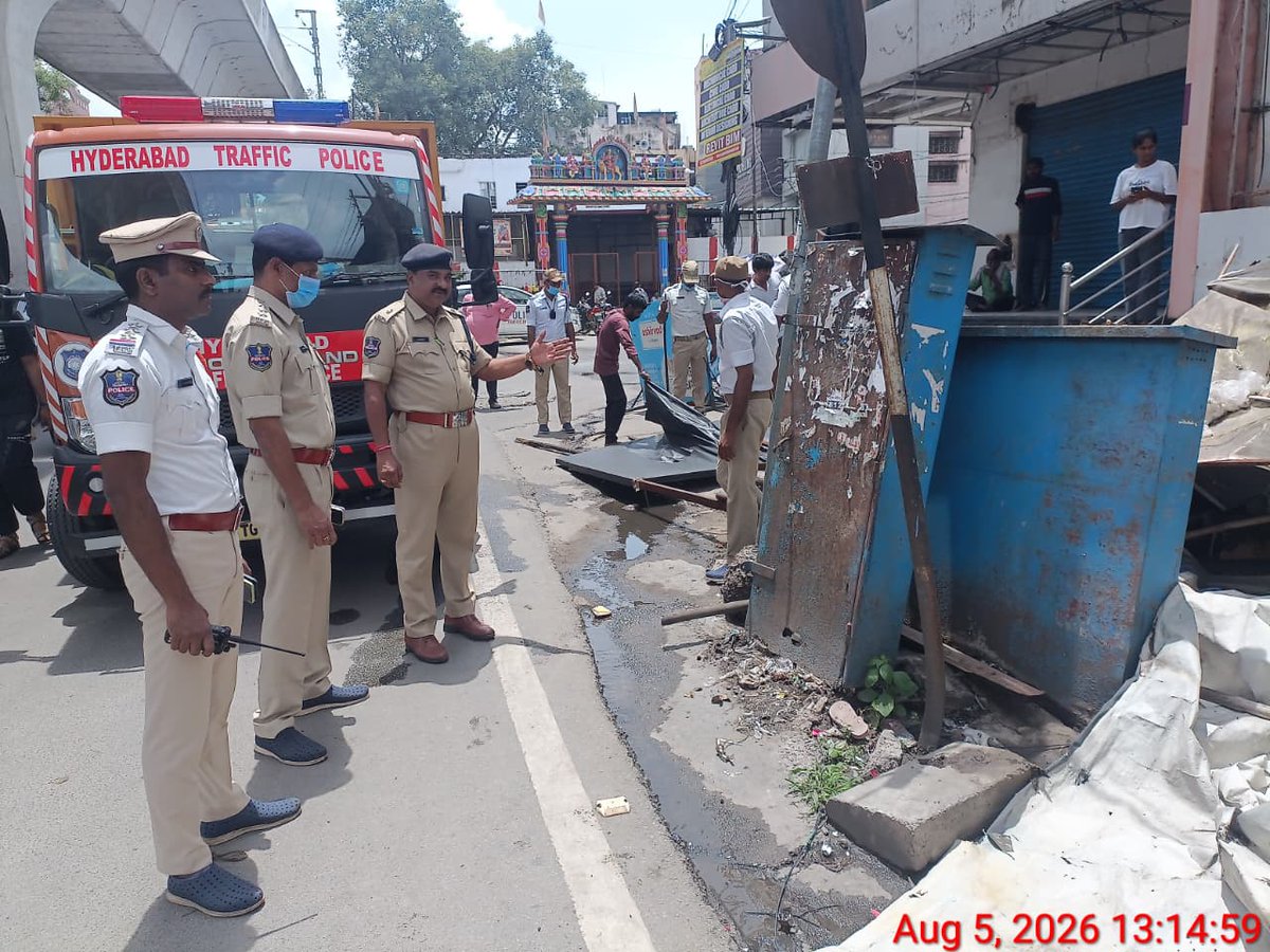 HYDTP's tweet photo. #HYDTPinfo
Sri A. Ramulu, Addl. DCP Traffic-I, along with Sri S. Mohan Kumar, ACP Traffic, Khairatabad Zone, supervised a #ROPE operation in the Ameerpet area, conducted by the @insptr_pgt
During the operation, encroachments and obstructions on footpaths and carriageways were removed to ensure safe pedestrian movement and improve the smooth flow of traffic. Legal action was also taken against violators under the relevant provisions of law.
We remains committed to keeping roads safe, obstruction-free, and pedestrian-friendly for all road users.
#ROPEHydTP #HyderabadTraffic #TrafficManagement #PedestrianSafety #RoadSafety #EncroachmentFree #SafeRoads #TrafficEnforcement