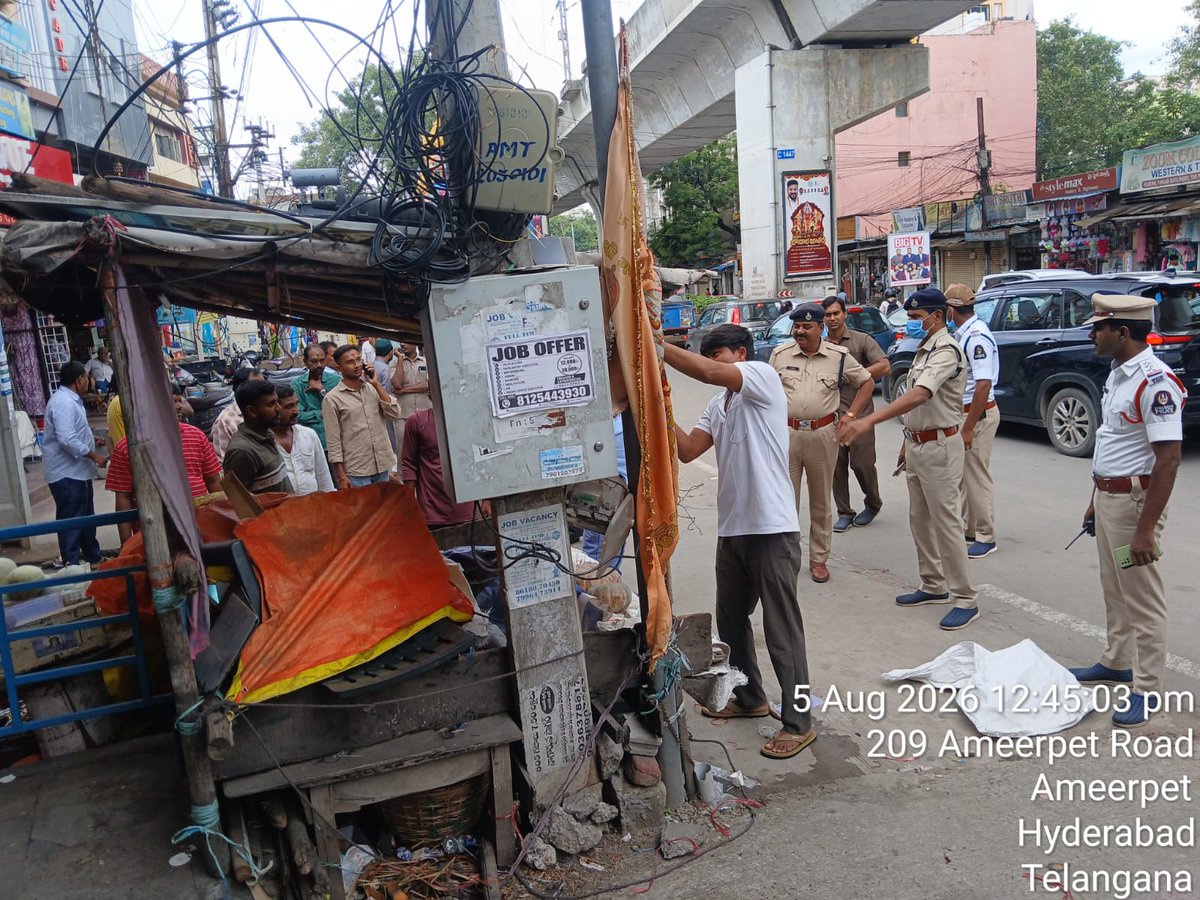 HYDTP's tweet photo. #HYDTPinfo
Sri A. Ramulu, Addl. DCP Traffic-I, along with Sri S. Mohan Kumar, ACP Traffic, Khairatabad Zone, supervised a #ROPE operation in the Ameerpet area, conducted by the @insptr_pgt
During the operation, encroachments and obstructions on footpaths and carriageways were removed to ensure safe pedestrian movement and improve the smooth flow of traffic. Legal action was also taken against violators under the relevant provisions of law.
We remains committed to keeping roads safe, obstruction-free, and pedestrian-friendly for all road users.
#ROPEHydTP #HyderabadTraffic #TrafficManagement #PedestrianSafety #RoadSafety #EncroachmentFree #SafeRoads #TrafficEnforcement