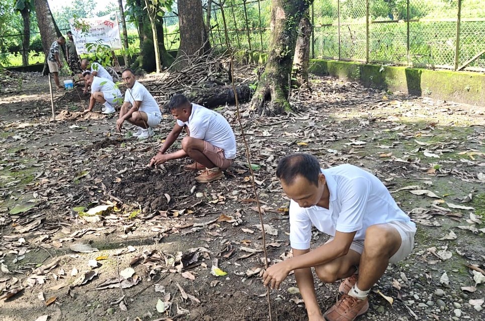 54bnssbI's tweet photo. 54वीं वाहिनी, सशस्त्र सीमा बल बिजनी (असम), के सीमा चौकी पानबाड़ी तथा सीमा चौकी सिखलाईझार में वृक्षारोपण अभियान -2026 के तहत समवाय कैम्पस में वृक्षारोपण कार्यकम का आयोजन किया गया |
@SSB_INDIA 
@SSBFTRGUWAHATI_ 
@DigRangia https://t.co/5Ud2gYxce0