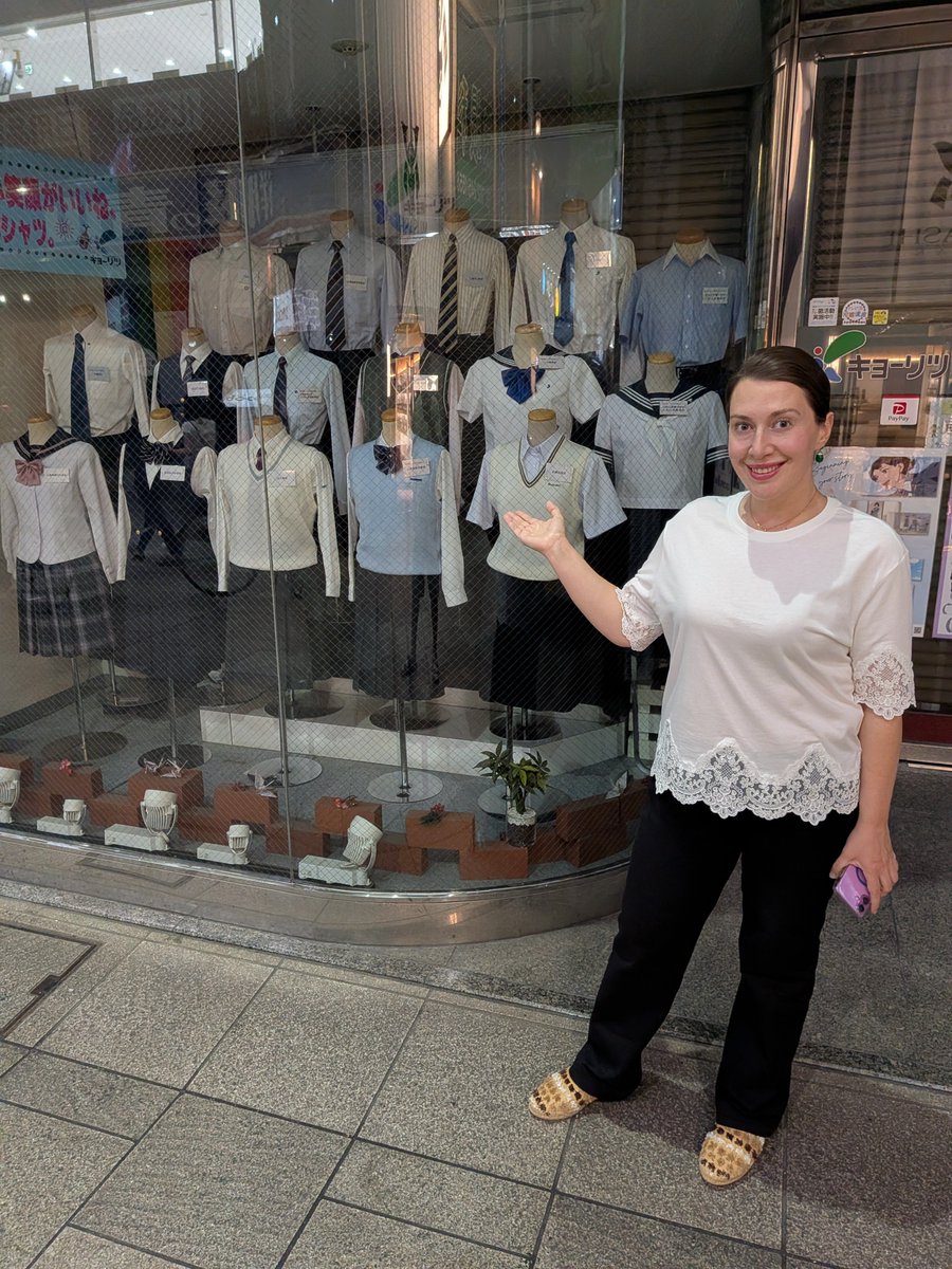 TeimurazLezhava's tweet photo. 妻がきれいだと言って関心を持って眺めるも、私からこれは学校用だと説明して断念。 https://t.co/hBCFgJQ9Z8