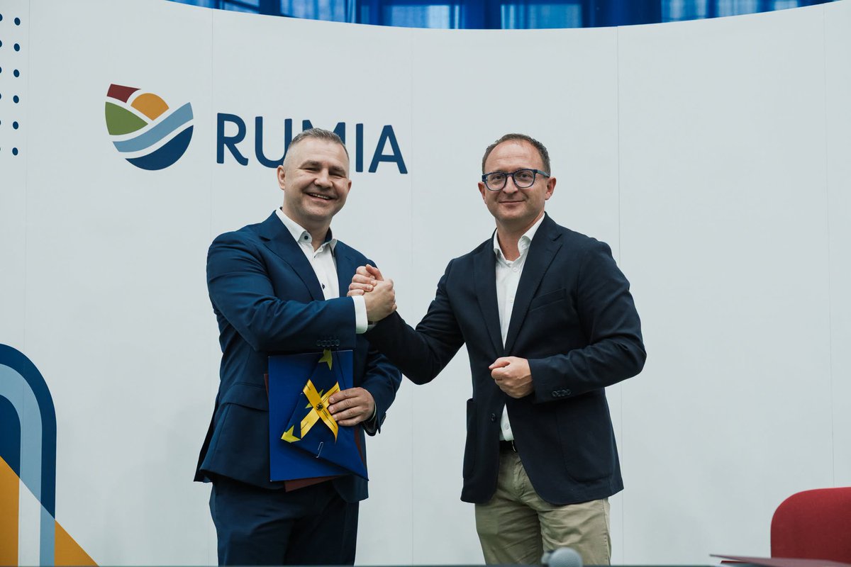 metropoliagdn's tweet photo. Ponad 18 mln zł dofinansowania z UE na termomodernizację w Rumi i Wejherowie! 🏢⚡

Dziś podpisano umowy na kompleksową termomodernizację 10 budynków publicznych - w tym szkół i hal sportowych.

Kluczowe liczby i korzyści:
💰 18,3 mln zł dofinansowania z Funduszy Europejskich dla Pomorza (ZIT)
📉 Mniejsze zużycie energii i niższe koszty utrzymania obiektów
🌬️ Czystsze powietrze i wyższy komfort dla mieszkańców

#Rumia #Wejherowo #FunduszeUE #ZIT #tujestMetropolia #MyMetropolia