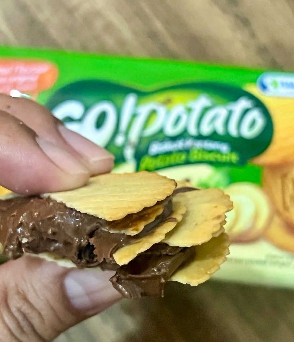 randrayja's tweet photo. Aku tuh suka banget kalau makan go potato dikomboin sama coklat gini😁
Kadang pake choki choki, kadang juga pake nutella. https://t.co/yfSCY2tzMz