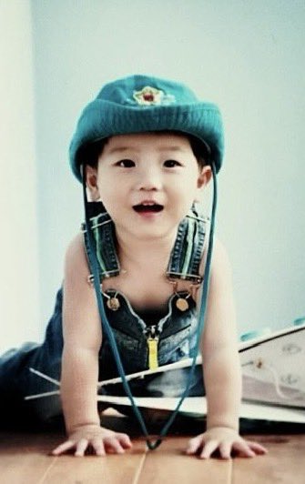 yeojunkr's tweet photo. yeojun's wearing overalls for the first time in 18?19? years and he's still the babiest as ever https://t.co/9PsMA74Gng