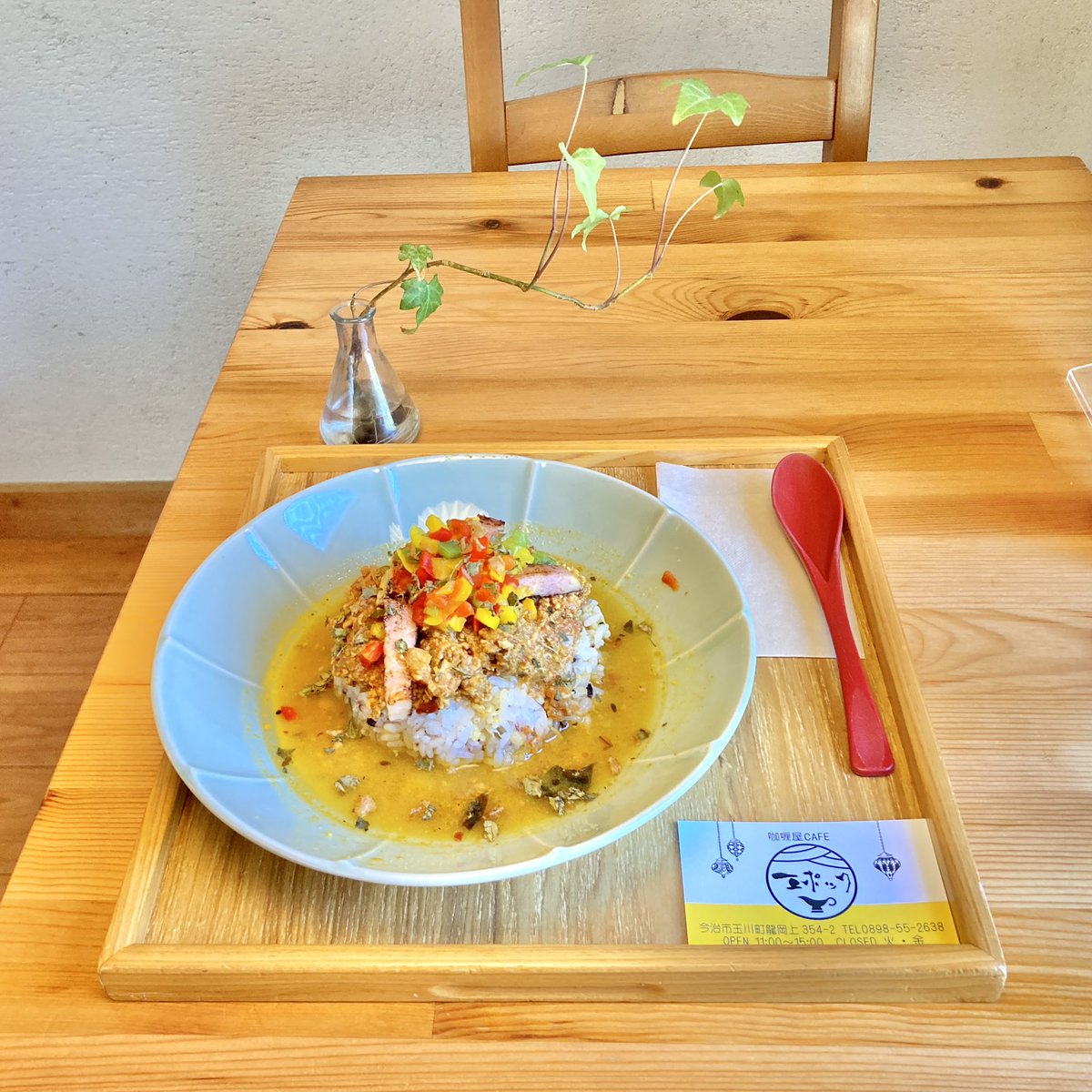 _xeelee's tweet photo. #咖喱屋CAFEエポック
🏠今治市玉川町龍岡上

ピリ辛チキンキーマ トムヤム風スープかけ

チキンキーマカレーに、ほんのり酸味が効いたトムヤム風の冷たいスープがかかっています。
温かいライスに冷たいスープ、さながらスパイシーな冷や汁みたいだ、と思いながらいただきました😋

#エポック https://t.co/vJ1asV2reQ