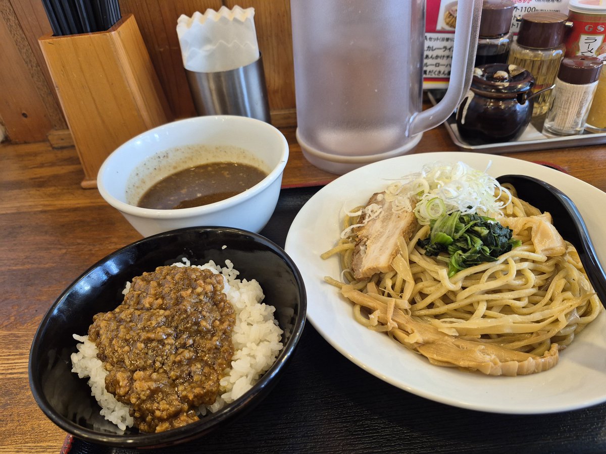 KOF5000's tweet photo. 久々に『大鷹ラーメン』に来ています。
魚介つけ麺&amp;カレー丼のコンビ���ーションであります😁
魚介のつけ汁がうまく、カレーとも合いますね🤗
おいしゅうございます🙇
#大鷹ラーメン
#魚介つけ麺 https://t.co/kH8qaNxaEb