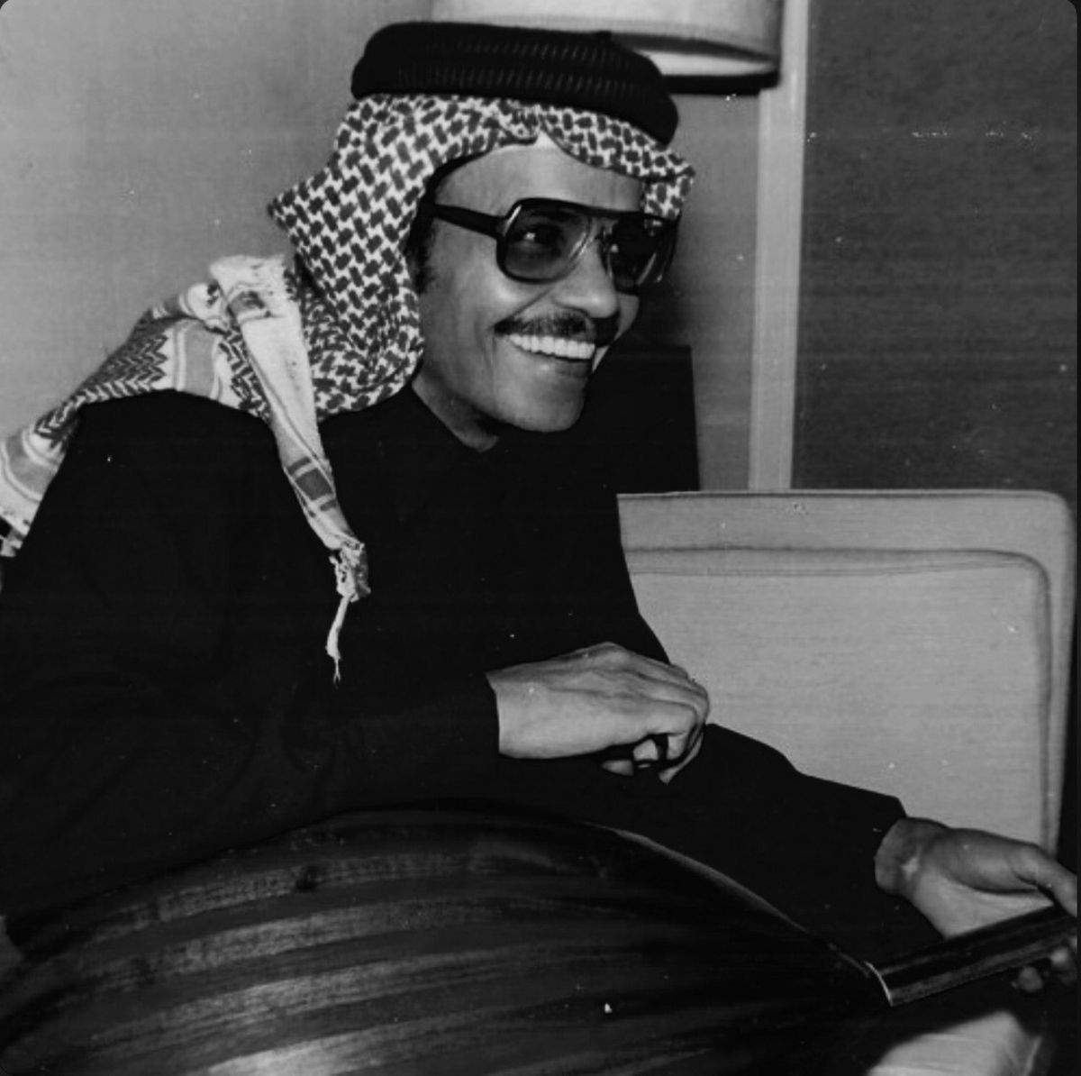 TalalMaddah40's tweet photo. 5 آب 1940.. ذكرى ميلاد صوت الأرض.. طلال مداح

كان طلال مداح قيثارة نادرة وصوتاً دافئاً غمر قلوب العرب بالبساطة والعمق.. تميز بتواضعه الشديد، وأدائه الإنساني العفوي، وقدرته الفريدة على تحويل الشجن إلى نغم عذب يمس الروح، مما جعله رمزاً أصيلاً ومدرسة فنية لا تتكرر. https://t.co/SlKGHzkwSo