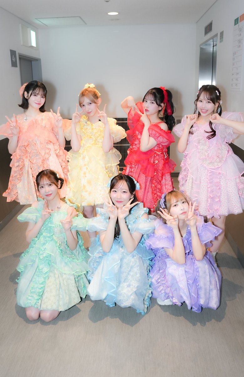 FRUITS_ZIPPER's tweet photo. 🌃 #にゅーかわしてフェス 集合写真 🌃

「NEW KAWAIIってしてよ？フェス～真夏の七変化歌合戦～」夜の部
📅 8/5（水）
📍東京国際フォーラム ホールA

🍎 スペシャルゲスト 🍎
井口浩之（ウエストランド）さん
山添寛（相席スタート）さん
マユリカ さん
キンタロー。さん
紅しょうが さん

💜仲川瑠夏 @luna_fz0703
🧡鎮西寿々歌 @suzuka_fz1124
🩵真中まな @manafy_fz0422
❤️月足天音 @amane_fz1026
💚櫻井優衣 @yui_fz0221
🩷松本かれん @karen_fz0328
💛早瀬ノエル @noel_fz1229

#にゅーかわして @tteshiteyo
#ふるっぱーイベント情報
#FRUITSZIPPER
#ふるっぱー #フルーツジッパー