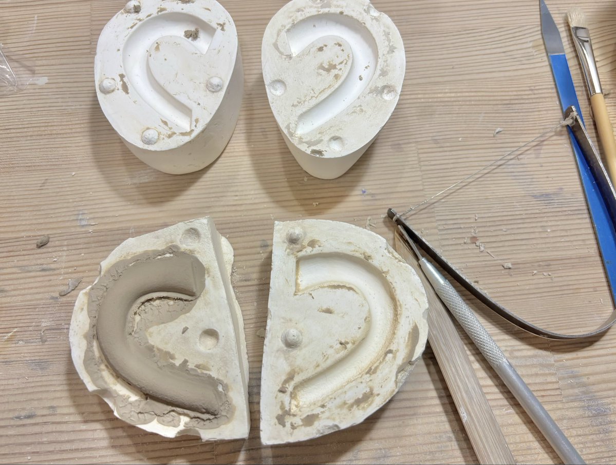 696haku's tweet photo. 本日の制作やっと終了…できれば2、3徹夜したい。150個ぐらいいろいろ削ってハンドルの型抜きで終了。 https://t.co/MGpi70PwZx