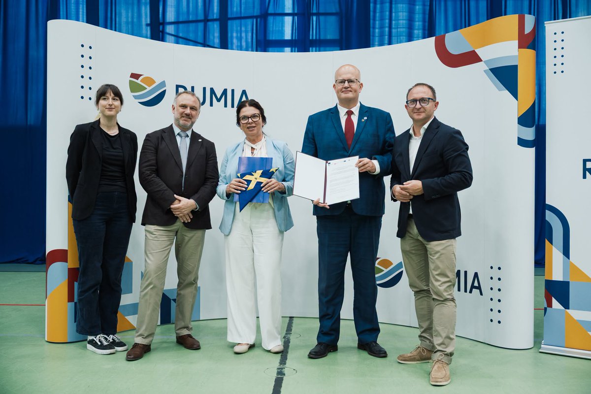 metropoliagdn's tweet photo. Ponad 18 mln zł dofinansowania z UE na termomodernizację w Rumi i Wejherowie! 🏢⚡

Dziś podpisano umowy na kompleksową termomodernizację 10 budynków publicznych - w tym szkół i hal sportowych.

Kluczowe liczby i korzyści:
💰 18,3 mln zł dofinansowania z Funduszy Europejskich dla Pomorza (ZIT)
📉 Mniejsze zużycie energii i niższe koszty utrzymania obiektów
🌬️ Czystsze powietrze i wyższy komfort dla mieszkańców

#Rumia #Wejherowo #FunduszeUE #ZIT #tujestMetropolia #MyMetropolia