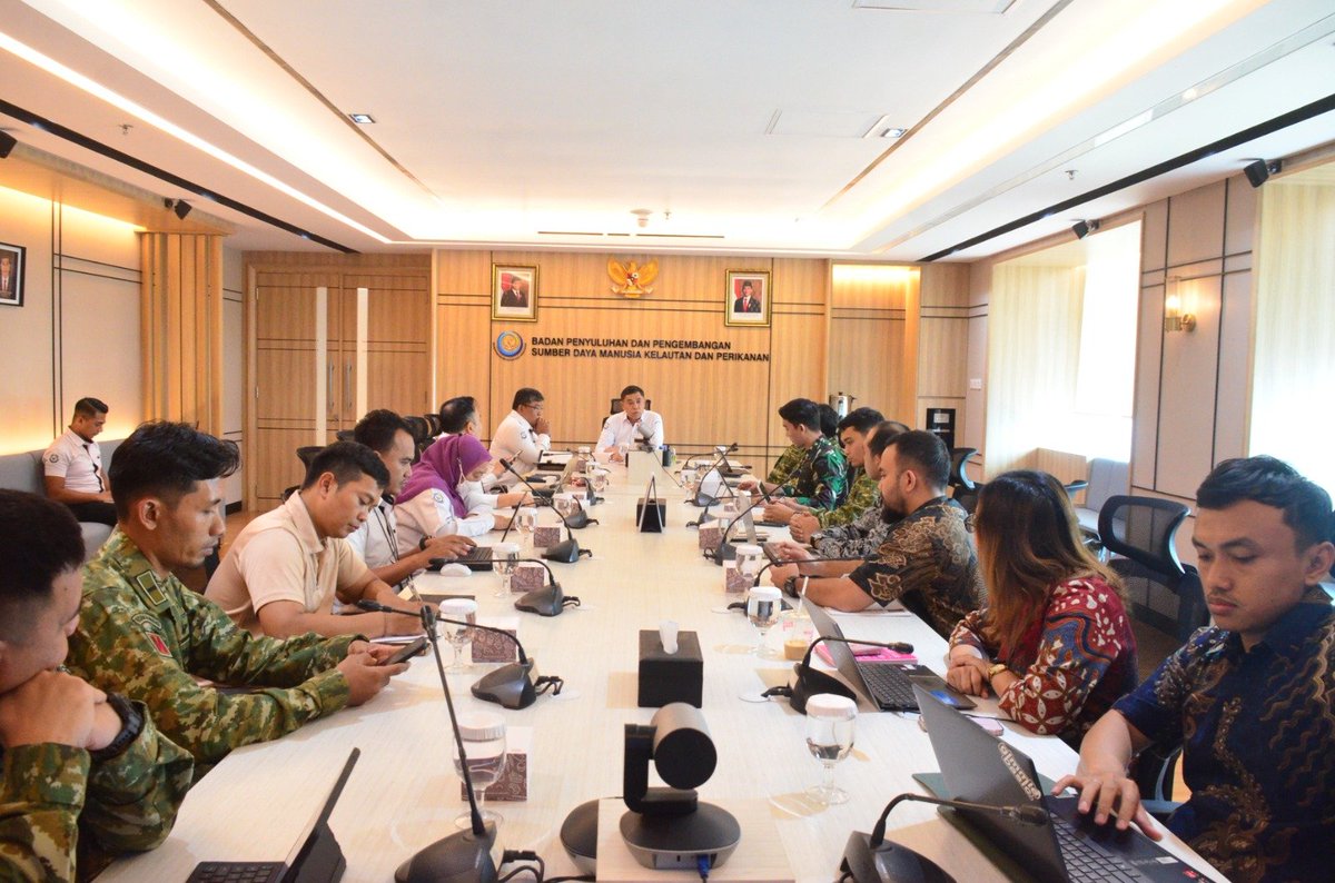 bppsdm_kp's tweet photo. #SobatBahari, setelah menyiapkan ribuan pengelola #KampungNelayanMerahPutih (KNMP) melalui pelatihan di Jakarta, Bogor, Surabaya, Sidoarjo, dan Malang, kini langkah berikutnya mulai disiapkan. Papua menjadi fokus penguatan SDM agar pengelolaan #KNMP berjalan optimal sejak awal, sebagaimana arahan Menteri @saktitrenggono

#KKPGOID #SDMKP @kkpgoid
@in_radiarta