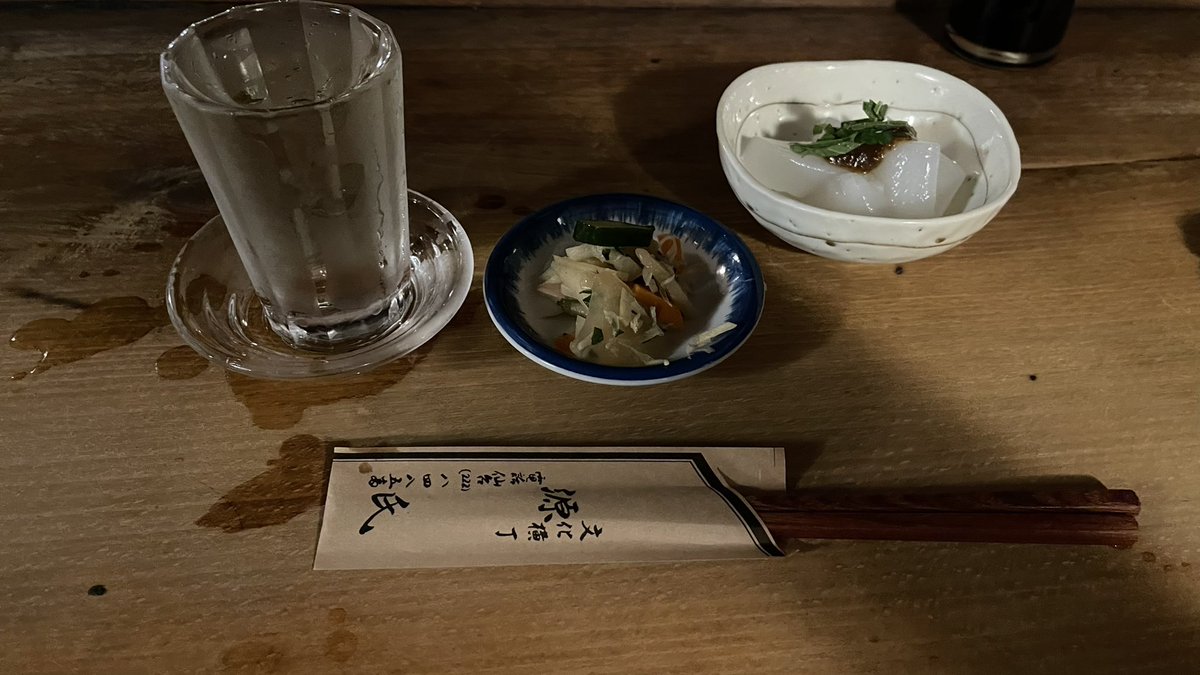 ErosPierrot's tweet photo. 今日は恒例の会社ビア呑み。
開始時間も早いので、終了も早し(^^)
さて帰ろうと思ったら、今日、花火なのね。
すっかり忘れてた。
街中混み込みなので
逆に本日すいていそうな此のカウンタで
しばし夕涼み（笑）
そう云えば、八仙閉まっちゃったね
川福も閉まったし、
どんどん居場所が減るなぁ。 https://t.co/6I9hm6ipuc