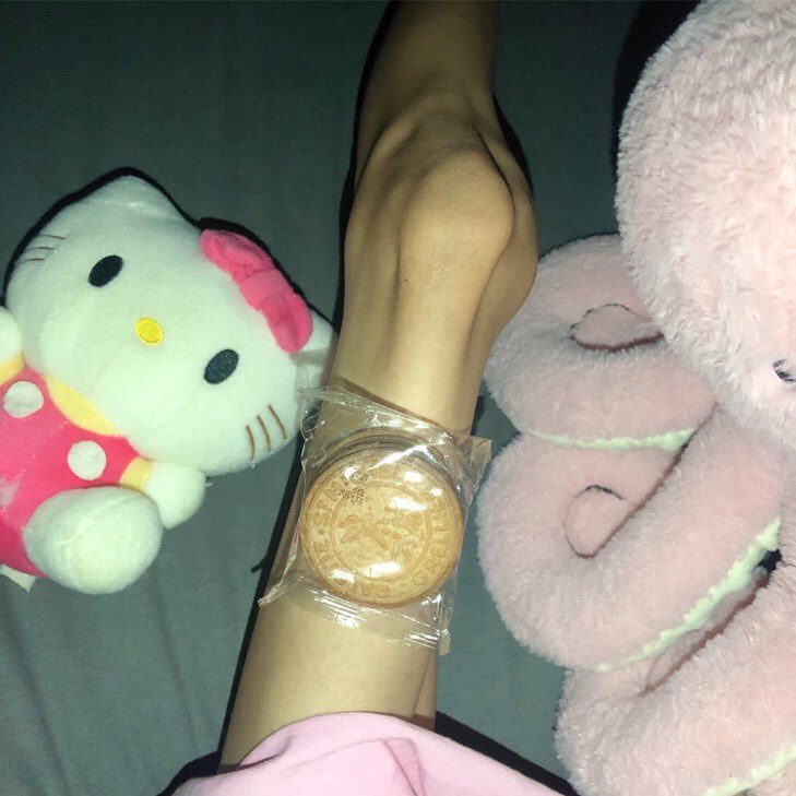 uniwonylove's tweet photo. leg &amp; wrist bc // i cant stand living w this much fat anymore https://t.co/RVc7gpSUKv