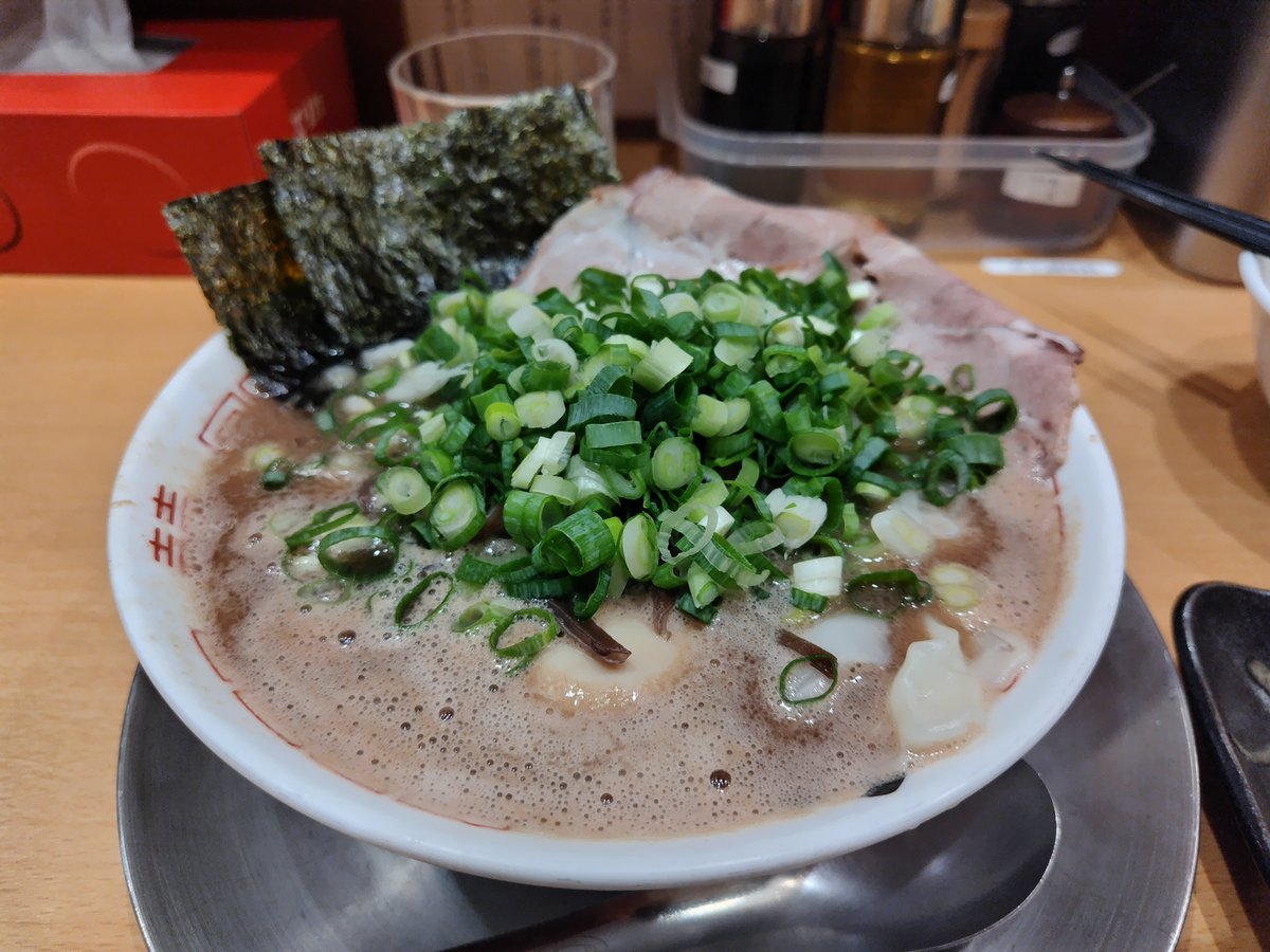 john_gy's tweet photo. 博多ラーメン和＠赤坂にて、特製ラーメン（ネギ増）＆餃子・ライス。昼時で珍しく並び少なく、フルコース🍜小ぶりだけど香ばしく肉汁溢れる餃子に、濃度14%超の豚骨の旨味香りコク濃密なスープを、雲呑とともにまずは柔らかめの麺で楽しみ、後半、かため半玉と辛子高菜投入で変化を楽しみ、美味しい😋 https://t.co/LGUEEbuzNS