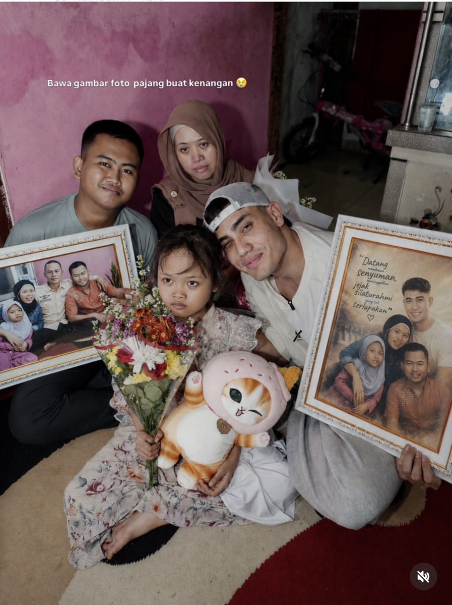 kaptenAmercia's tweet photo. Ni orang NPD bgt anjrit ga udah udahh masa main nimpa foto almarhum bapak orang diganti jadi foto ama dia….?? Itu foto keluarga orang yg lagi berduka njir….?? trus segala pose foto di tkp apalah apalah😭💀💀 https://t.co/W2RWWHVeJA