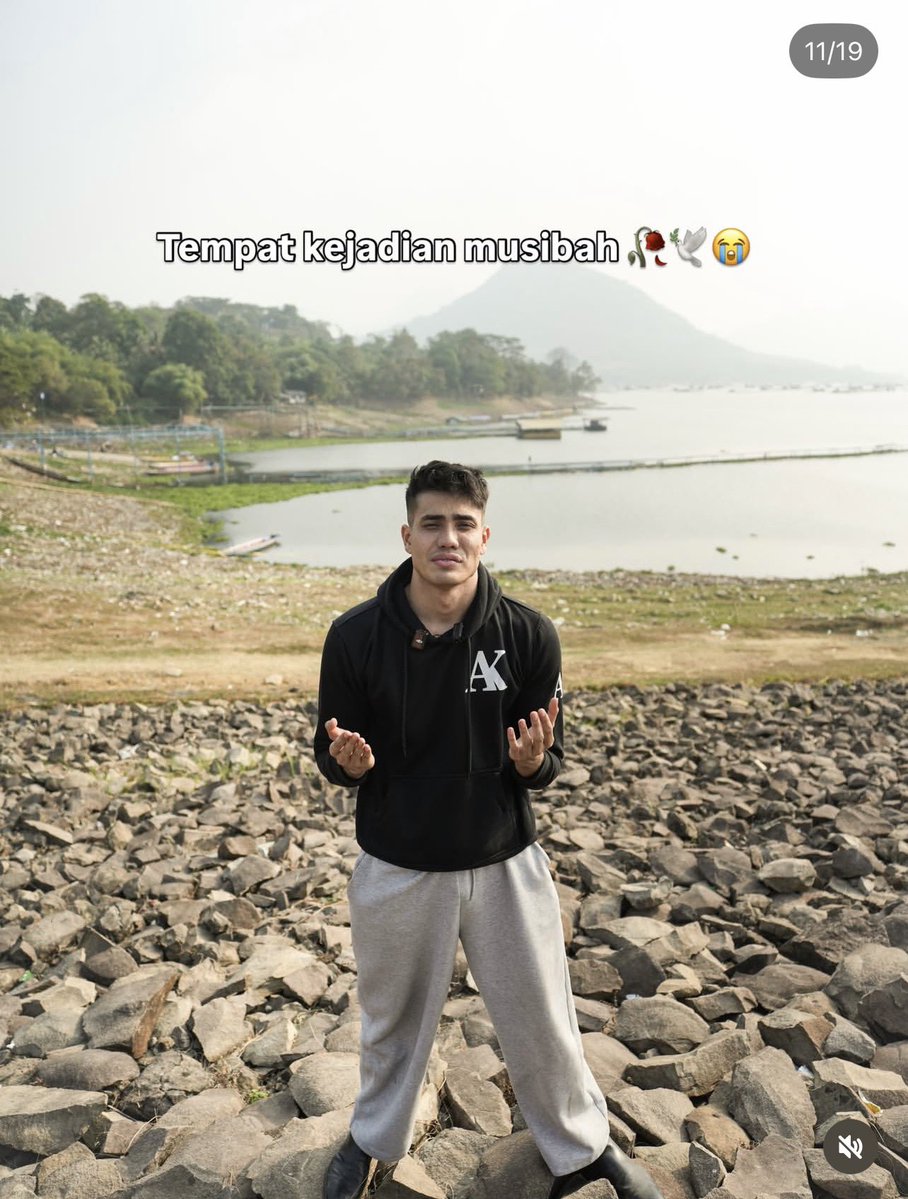 kaptenAmercia's tweet photo. Ni orang NPD bgt anjrit ga udah udahh masa main nimpa foto almarhum bapak orang diganti jadi foto ama dia….?? Itu foto keluarga orang yg lagi berduka njir….?? trus segala pose foto di tkp apalah apalah😭💀💀 https://t.co/W2RWWHVeJA