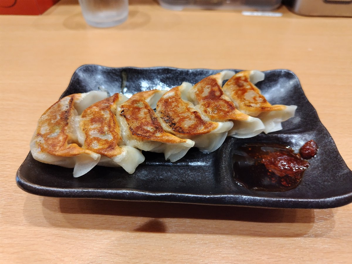john_gy's tweet photo. 博多ラーメン和＠赤坂にて、特製ラーメン（ネギ増）＆餃子・ライス。昼時で珍しく並び少なく、フルコース🍜小ぶりだけど香ばしく肉汁溢れる餃子に、濃度14%超の豚骨の旨味香りコク濃密なスープを、雲呑とともにまずは柔らかめの麺で楽しみ、後半、かため半玉と辛子高菜投入で変化を楽しみ、美味しい😋 https://t.co/LGUEEbuzNS