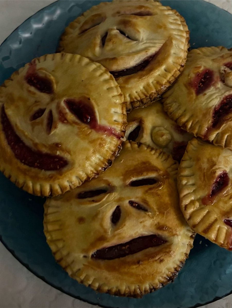 swagonometrl's tweet photo. J’ai fais des gâteaux pour mon bébé d’amour vous pensez il va kiffer ou pas? 😍🥰 https://t.co/J8Ozek1MVr