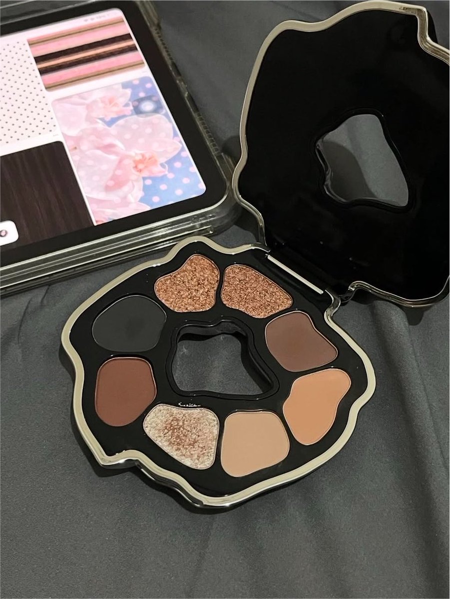 dheyulll's tweet photo. GUYSS LIATT! Eyeshadow timephoria udah release.. OMG CANTIKK😭￼🫵🏻 https://t.co/ci3yQJdooG