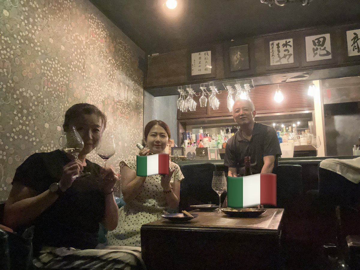 ikue_21's tweet photo. 8月29日（土）の「イタリアの今を知る会」に登壇する
歴史と食のナビゲーターYさんが務めるBARにお邪魔し
ワイン試飲会を開催しました🍷

今回は、イタリア食材輸入専門会社様より
プロセッコ、白ワイン、赤ワイン
イタリアンパセリのペーストを仕入れます

詳細はFBイベントページにてどうぞ👇 https://t.co/zQxfrDdvoX
