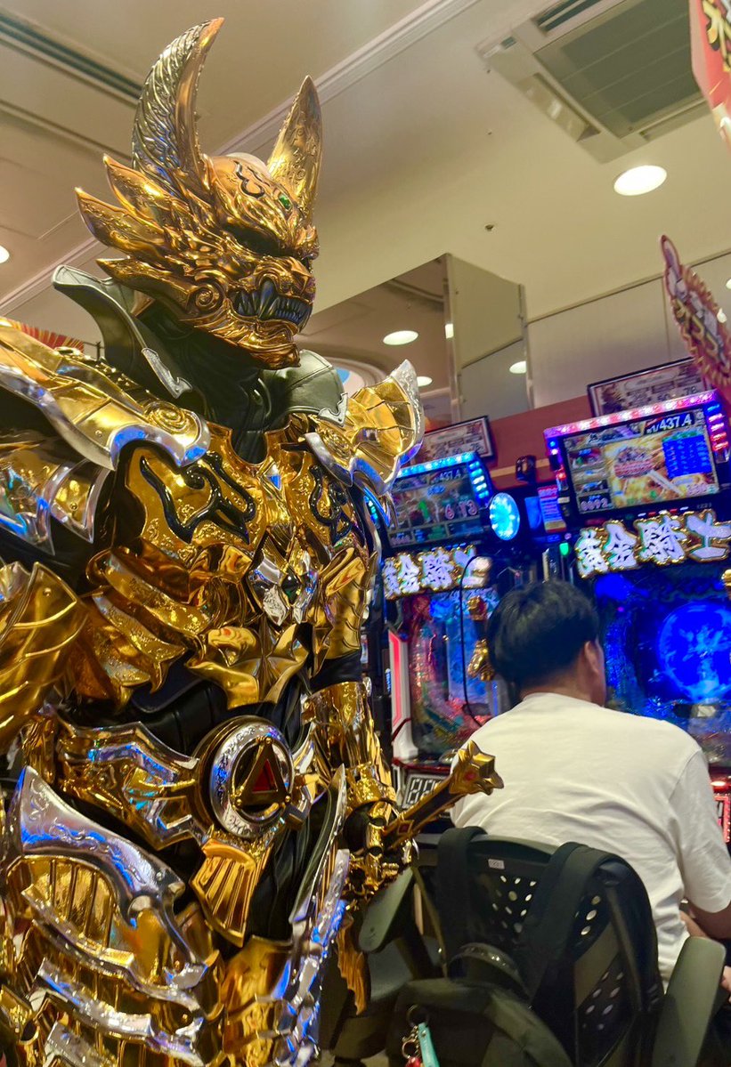 SRDmobile's tweet photo. 牙狼を打つ牙狼打ちを見守る牙狼

#牙狼
#PR https://t.co/cqGmdfkDZY
