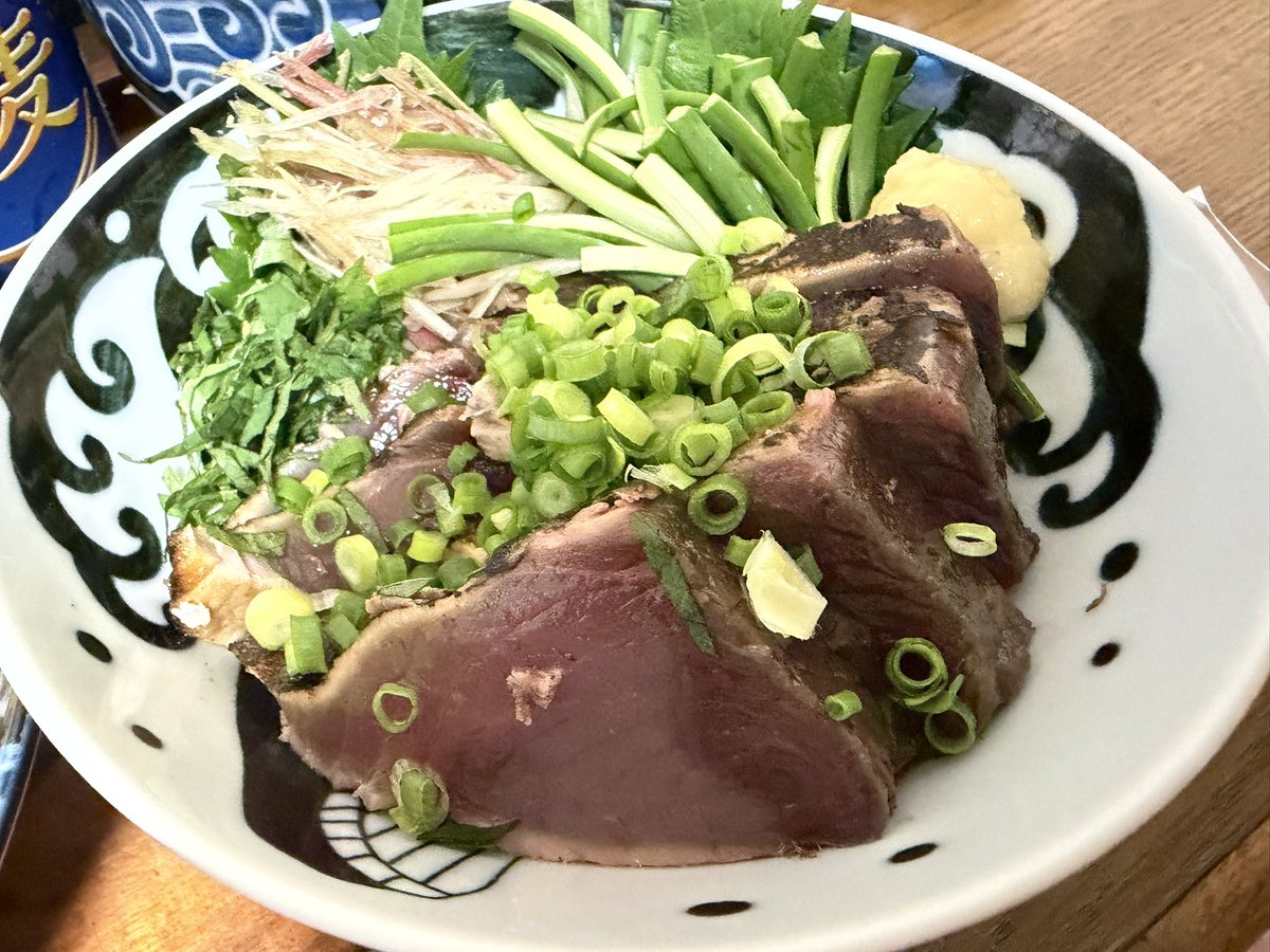 harujionao's tweet photo. 宮城の鰹のたたきって書いてあると買っちゃう。たぶんそのじてんでこうk多分その時点で高確率で気仙沼だから。気仙沼産のタレついててラブ https://t.co/qaQu8MPK3d