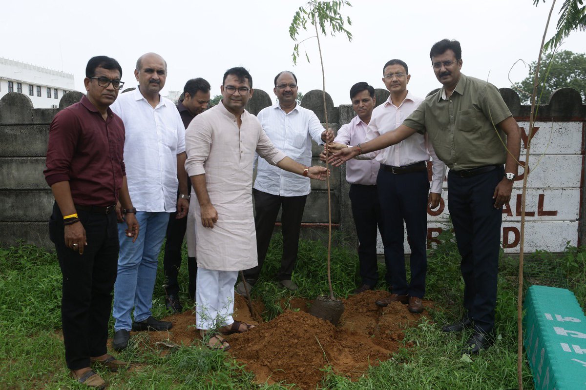 isiddharthpatel's tweet photo. ગ્રીન એપલ સ્કૂલ, હિંમતનગર દ્વારા મારા માતૃશ્રી ભાવનાબેન પટેલની સ્મૃતિમાં આયોજિત વૃક્ષારોપણ કાર્યક્રમમાં સહભાગી બની વૃક્ષારોપણ કર્યું. આ પ્રસંગે કરણીસિંહજી તથા અન્ય સાથીમિત્રો પણ ઉપસ્થિત રહ્યા.

માતાના આશીર્વાદને હરિયાળી સાથે જોડતા વૃક્ષારોપણના કાર્યો આવનારી પેઢી માટે સ્વચ્છ અને સમૃદ્ધ પર્યાવરણનું નિર્માણ કરશે.