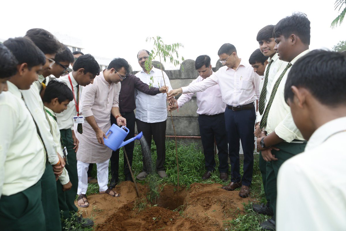 isiddharthpatel's tweet photo. ગ્રીન એપલ સ્કૂલ, હિંમતનગર દ્વારા મારા માતૃશ્રી ભાવનાબેન પટેલની સ્મૃતિમાં આયોજિત વૃક્ષારોપણ કાર્યક્રમમાં સહભાગી બની વૃક્ષારોપણ કર્યું. આ પ્રસંગે કરણીસિંહજી તથા અન્ય સાથીમિત્રો પણ ઉપસ્થિત રહ્યા.

માતાના આશીર્વાદને હરિયાળી સાથે જોડતા વૃક્ષારોપણના કાર્યો આવનારી પેઢી માટે સ્વચ્છ અને સમૃદ્ધ પર્યાવરણનું નિર્માણ કરશે.