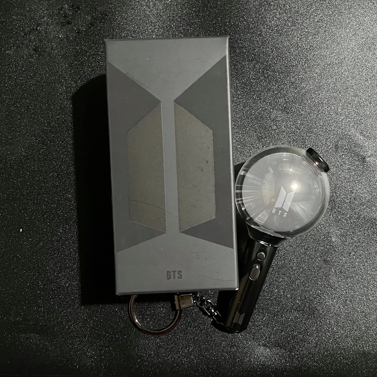 rkmpjs's tweet photo. wts lfb ph 

bts lightstick keyring unsealed 
• 700 
• onhand, mint condi 
• rfs: naka tambak lang 
• cebu, jnt 

🏷️ armybomb light stick mots https://t.co/n0AE1mHGhO