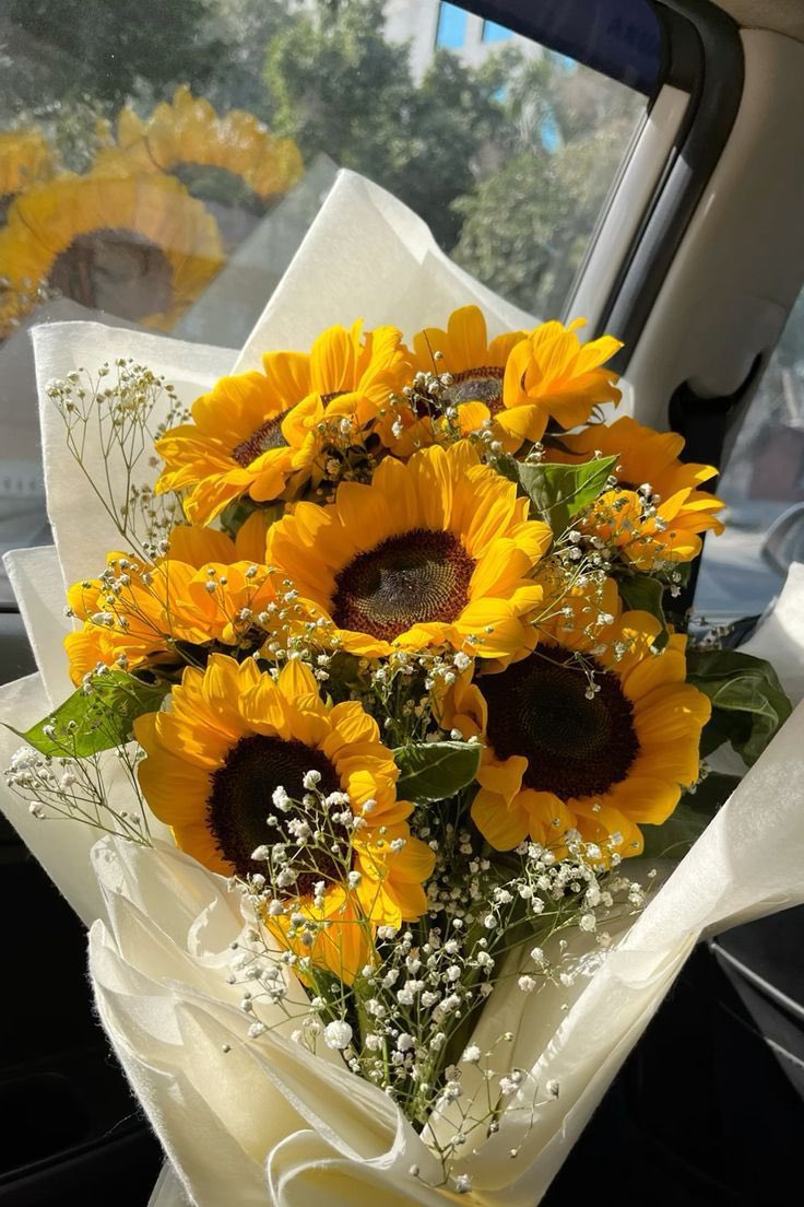 EDENFLOWERP's tweet photo. ₍  ❋ ، Eden Sunrise - Amarelo

"Você me lembra o sol, porque tudo brilha quando você está perto. Te amoo 💛✨"

⠀Remetente: @itsyarx 
⠀Destinatário: @lavcnst https://t.co/q9k3bDN4vl