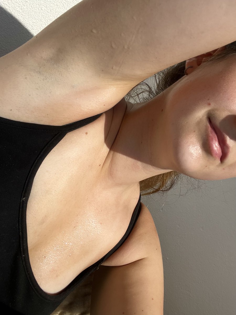 Daya_Bae14's tweet photo. So hot I can’t stop sweat 💦🤷🏽‍♀️ 
Actually I was tanning a little here 🤭
Armpits https://t.co/XMLlHO1bJ4