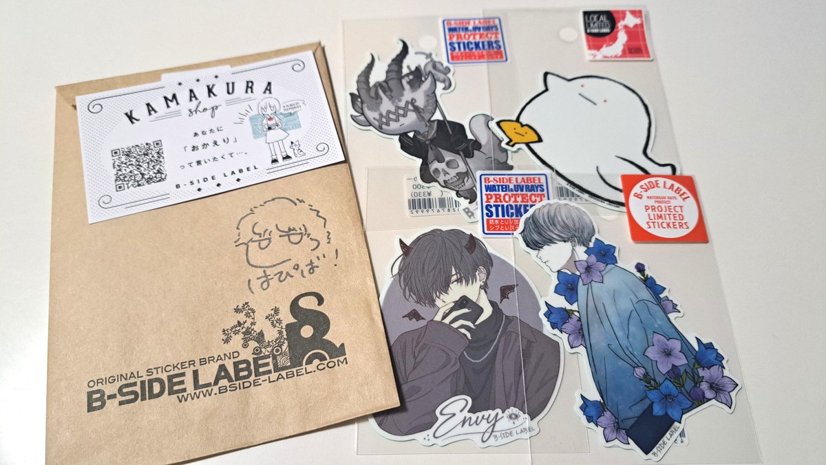 nagi_skydrop's tweet photo. 鎌倉にお買い物に行き、B-SIDE LABELで7.7.4さんの欲しかったステッカー購入したんだが、今日誕生日で自分のご褒美に買いに来たって行ったら、店員さんが袋にイラスト描いてくれた！！めっちゃ嬉しい～(*  ˊ꒳ˋ*)メダルのQRは読み込んだけど、通信が不安定で読み込めてなかったので次回リベンジする！ https://t.co/gXFaNymidP