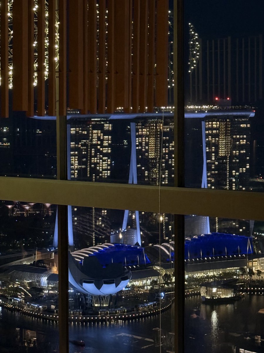datzmswwe's tweet photo. Singapore's rooftop restaurants and bars with outstanding views😂 https://t.co/1AFvWHqeJY