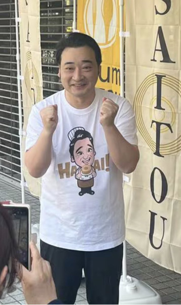devifujinpug's tweet photo. 色々思うことあるけどやはり納得いかんな男として。
こいつがやったことは道徳的に良くないのは間違いない。

しかし、これ状況が普通の不同意性交とは訳が違うんだよな。

被害者の女は仕事中の出来事。

すぐ周囲に助けを求める、
その場で斉藤にやめて！と断る

これくらいできたはずなんよ。
暗い夜道でいきなり襲われて不同意性交とは訳が違う。

芸能界でのパワーバランスで
『斉藤に刃向かうと干される』
とか言ってたみたいだけど、そんなことで言えないとかおかしくない？

おかしくないとしても逃げるチャンスあったよな？

斉藤とは休憩で3回に分かれてやられてる。

1回目　キスのみ（ディープキス）
2回目　キスをして被害者の体を触る
3回目　十数秒ほど口淫

本当に嫌なら1回目で普通に仕事辞めるレベルでスタッフに言うだろ。

その後に普通の顔して仕事して2回、3回とバスの中で過ごすか？
逆にバカなんじゃないの？と思う。

『休憩時間にバスでまた過ごしたら斉藤に犯される』
と思ってバスで過ごさないだろw
女もまんざらでもなくバスで休憩していることは想定できる。

これは男側にとっては明日は我が身の判決だと思った方がいいぞ。

これが認められるようなら、
世の中でされている性行為全てが後付けで不同意と言われて刑務所送りにされる。

それくらいに私はこの判決を受け入れたくない。
男側の私としては斉藤には控訴してもらって無罪を勝ち取って欲しい。

同意アプリ、録画、録音を必須にしないと男である時点で詰むぞ。

笑ってられんぞまじで。
世の中の男の為にもこんな前例作らんで欲しい。

勝てよ、斉藤。
男代表としてまじで頼んだぞ。
