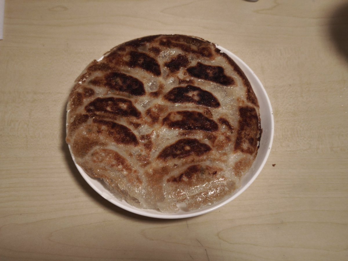 tamalakeside's tweet photo. 生まれて始めて餃子焼いたけど、メッチャうまく焼けたわ♪
味の素さん流石です！ https://t.co/c1AlCTOzT7