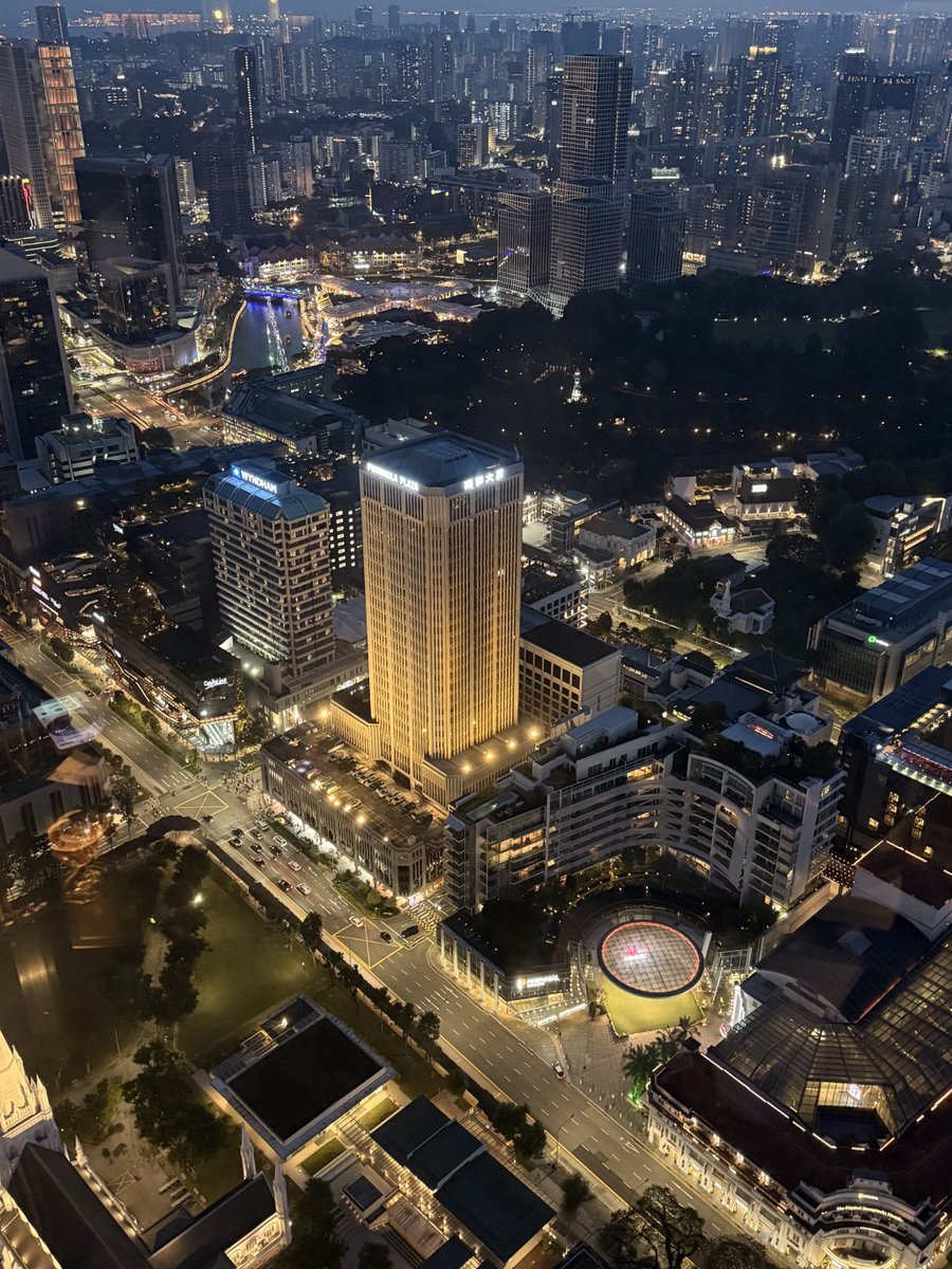 datzmswwe's tweet photo. Singapore's rooftop restaurants and bars with outstanding views😂 https://t.co/1AFvWHqeJY