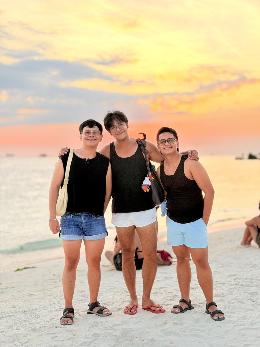 looking1402's tweet photo. Thankful, content and in love with these two! Happy 1st anniversary to us! ❤️❤️❤️

#throuple https://t.co/HwJ6xvptgk