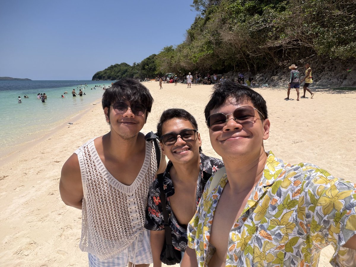 looking1402's tweet photo. Thankful, content and in love with these two! Happy 1st anniversary to us! ❤️❤️❤️

#throuple https://t.co/HwJ6xvptgk