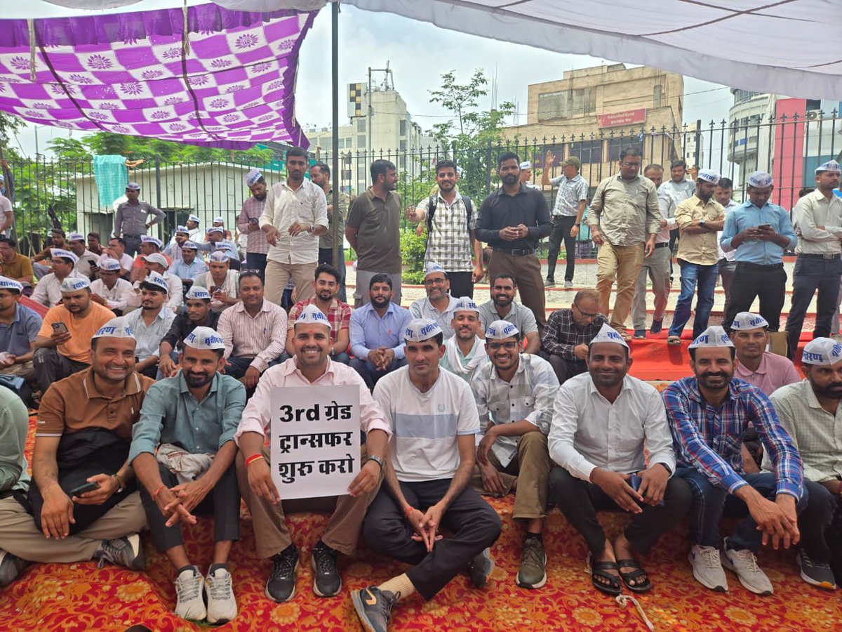 Bharat48533354's tweet photo. अब आश्वासन नहीं, अधिकार चाहिए!

इसी मांग को लेकर आज जयपुर की सड़कों पर तृतीय श्रेणी शिक्षकों का सैलाब आ रहा है।
#तृतीय_श्रेणी_मांगे_ट्रांसफर 
#मदन_दिलावर_इस्तीफा_दो 
@RajCMO 
@INCRajasthan 
@hanumanbeniwal 
@madandilawar https://t.co/fARj2DbEZ3
