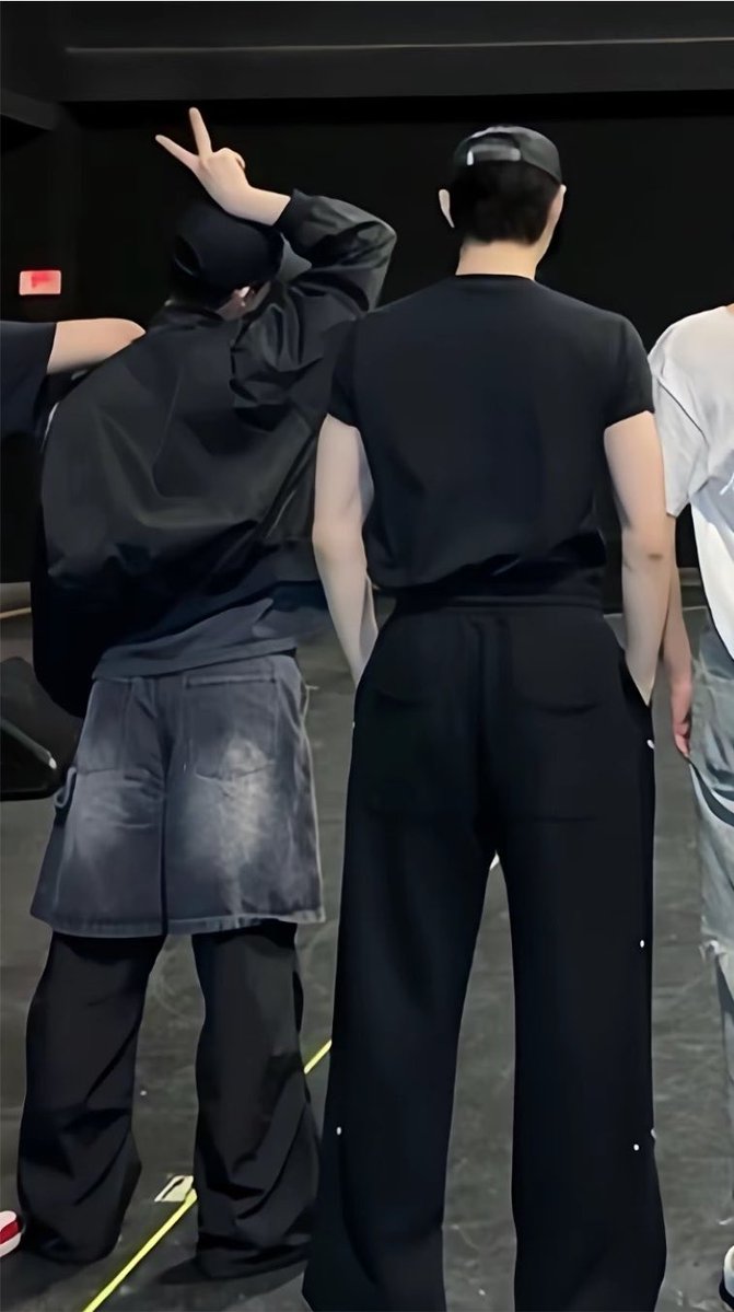 snowkissu's tweet photo. sunsun’s height difference https://t.co/22BvTzjlLG