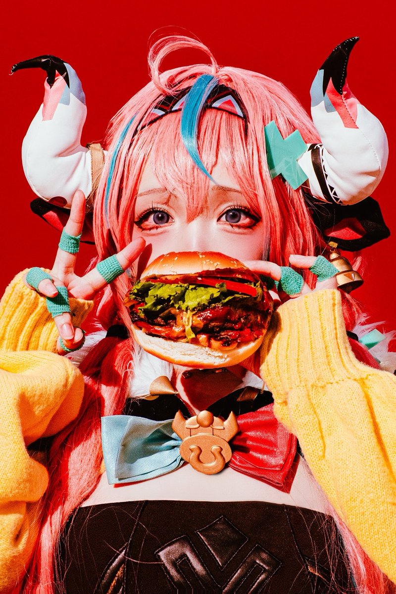 natsuki_foto's tweet photo. ヴァレサ‼️⁉️🖐️🍔
#genshinimpactcosplay https://t.co/g8D124j21E