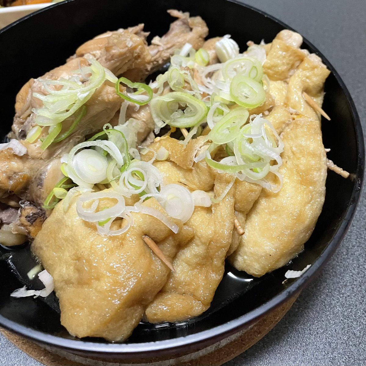 dokuro_45's tweet photo. 今日の晩ごはんのメインは、
手羽元と巾着のさっぱり煮！
巾着はお餅とたまごだよ～ https://t.co/HaDHii53kf