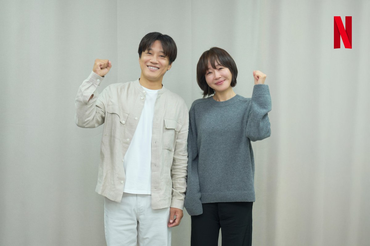 NetflixKR's tweet photo. 복직이 왜 이리 어려워? 
형사 아빠와 전직 에이스 경찰 엄마, 얼떨결에 범죄 조직 소탕 작전에 휘말리다! (feat. 다섯 남매)

차태현과 엄지원이 다섯 남매 다둥이 부부로 만났다! 온 가족 좌충우돌 액션 코미디 <복직경찰> 오직 넷플릭스에서. https://t.co/osolFGnuFn