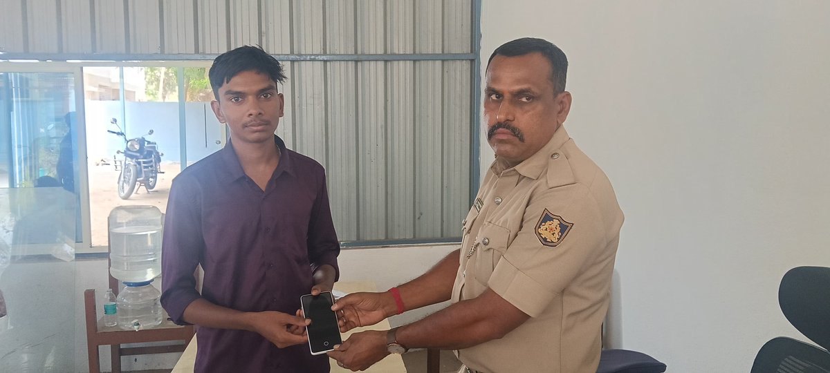 KolarPolice's tweet photo. ಇಂದು ಕೋಲಾರ ಜಿಲ್ಲೆಯ ಮಾಲೂರು
ಪೊಲೀಸ್ ಠಾಣೆಯಲ್ಲಿ ಸಾರ್ವಜನಿಕರು ತಮ್ಮ ಮೊಬೈಲ್ ಫೋನ್ ಗಳು ಕಳುವಾಗಿರುವ ಬಗ್ಗೆ ದೂರು ನೀಡಿದ್ದು ಅದರಂತೆ ಸಿ. ಇ. ಐ.ಅರ್ ಪೋರ್ಟೆಲ್ ಮೂಲಕ ಕಳುವಾಗಿದ್ದ ಮೊಬೈಲ್ಗಳನ್ನು ಪತ್ತೆ ಮಾಡಿ ಮಾಲೀಕರಿಗೆ ಹಸ್ತಾಂತರಿಸಲಾಯತು.
#DgpKarnataka #IgpRange #karntakastatepolice #kolar #mulbagal #maluru https://t.co/K5AGiLHwyN