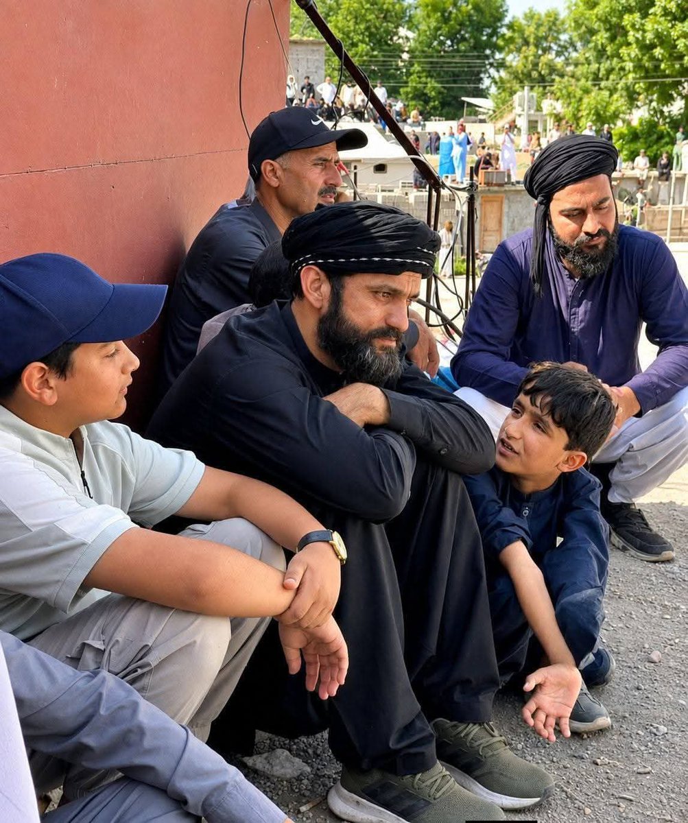 izarajpoot's tweet photo. کشمیر کا بیٹا کشمیریوں کے حقوق کے لیے شہزادوں والی زندگی چھوڑ کر یوں سڑکوں پر احتجاج کر رہا ہے 😍😥
خدا حفاظت فرمائے ہمارے بھائیوں اور بہنوں کی آمین ثمہ آمین https://t.co/QFrSqYNanz
