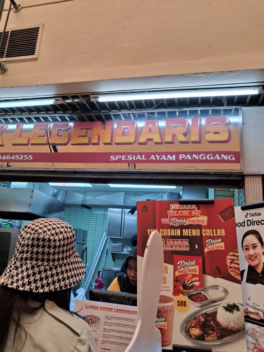 I_jakarta7's tweet photo. 開店前から行列😳

Blok M Square横の地下で見つけた
AYAM BECEK LEGENDARIS🔥

✔️チキン🍗
✔️ポテト
✔️サンバル
✔️オニオンソース
✔️チキンソース付き

Rp.75,900

インドネシア料理が苦手な息子が「これ美味しい！」と完食✨

皮はパリッと香ばしく、
お肉はジューシー✨

#ジャカルタ駐在妻 #BlokM https://t.co/IPDtqivPHQ