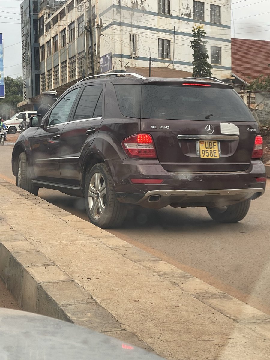 WOLO_256's tweet photo. @PoliceUg @KasiryeTwa256 This fool refused to stop even when the officer requested him to use the right lane. Such imbeciles cause head on collisions and accidents and how I wish the @PoliceUg would have them arrested and if possible have their driving licenses revoked https://t.co/td8ZjjSB22