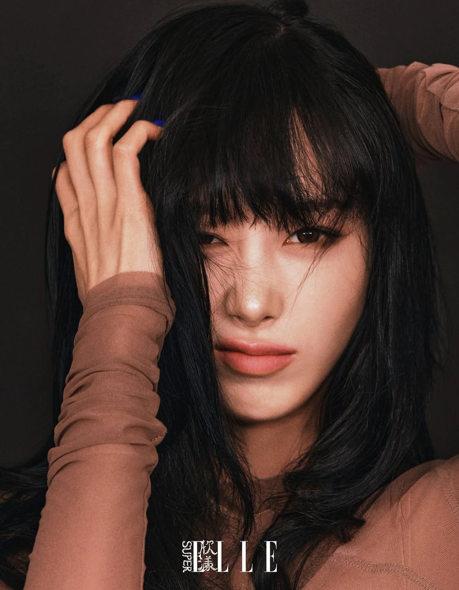 urmoon_aeri's tweet photo. #GISELLE in Super ELLE China x LOEWE (July Issue) 

𝗕𝗲𝗰𝗼𝗺𝗶𝗻𝗴 𝘁𝗵𝗲 𝗽𝗲𝗿𝘀𝗼𝗻 𝘆𝗼𝘂 𝘄𝗮𝗻𝘁 𝘁𝗼 𝗯𝗲: 
Having grown up amidst multiple cultural contexts, GISELLE understood early on that there is no single standard answer in the world. "I've always had friends from different countries and cultural backgrounds, such as Korea, the United States, and Arab. Because of them, I've had the opportunity to experience all sorts of cultures." Different languages, customs, and ways of thinking have taught her that life and self-expression should be diverse and multifaceted.
During her student days, she was the kind of girl who didn't need to exert herself to be noticed. She was a member of an international school choir, participated in international competitions, and consistently ranked first in school. Looking back at childhood photos, GISELLE admits that those were the freest times of her life, immersed in a carefree world, wearing her mother's sandals, casually drinking juice, relaxed and unrestrained, stretching out her branches in the sunlight.
The other side of freedom is the weight of choice. She participated in four SM auditions, joined SM after graduating high school, stood out among many dreamers, and then stood on the stage under the spotlight. GISELLE wasn't swayed by the noise; she didn't try to prove herself, but instead focused all her attention on self-reflection and refining her work. You rarely see any unease on GISELLE's face. As she frankly admits, her philosophy is, "Fake it till you make it. Become who you want to be first, even if it's just an act at first, you'll gradually build real confidence in yourself." Facing expectations that have not yet been met, she accepts them with equanimity, accumulating confidence little by little, allowing deliberate composure to slowly transform into instinctive certainty.