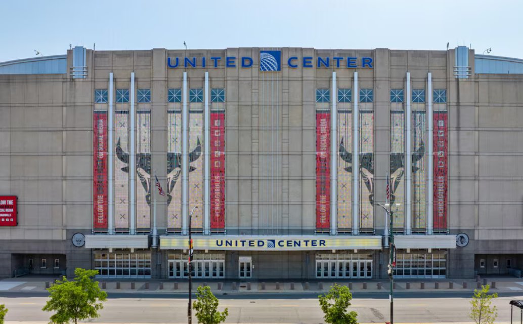 GrandeTourNews's tweet photo. TONIGHT: Ariana continues the Eternal Sunshine Tour in Chicago at the @UnitedCenter with her second of three sold out shows! 

Doors: 6:30pm    
Show: 8:00pm    

Use the #ESTChicago hashtag if you're attending the show ∞ ☼ https://t.co/E8GMW8QGnB