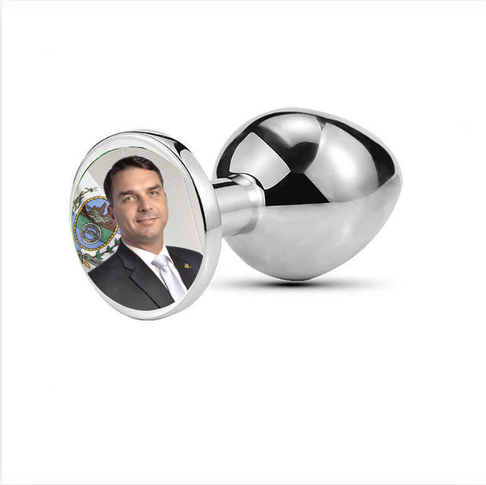 Midbrazilian's tweet photo. @JeffreyChiquini Chiquini, o Sestaro falou que você esqueceu isso aqui na cadeira quando abandonou o podcast https://t.co/Tn7mOLHumz